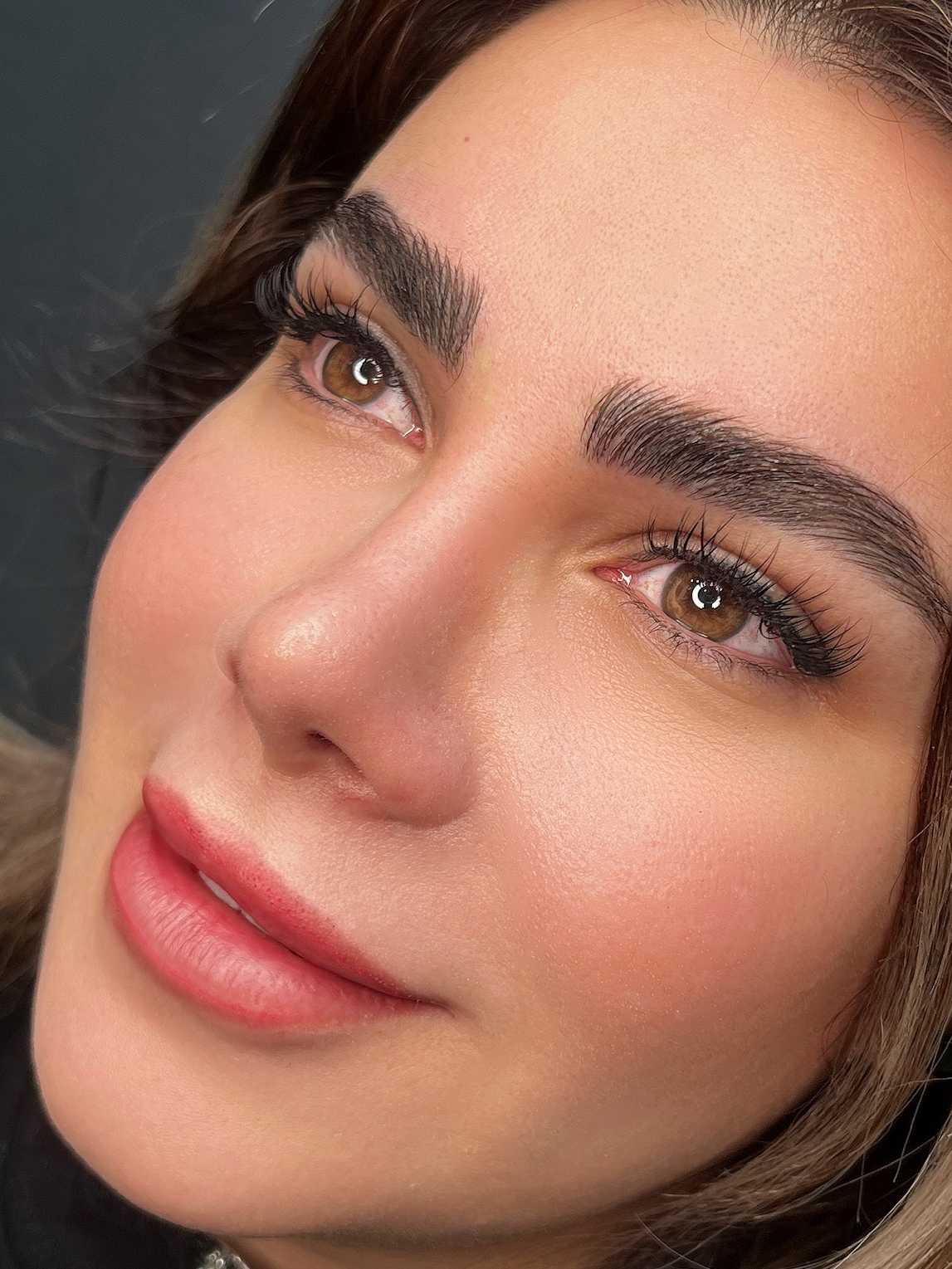 نانوابرو چیست؟ تفاوت نانوابرو با فیبروز و میکروبلیدینگ؛ راهنمای انتخاب بهترین تکنیک آرایش دائم در تهران (1405)